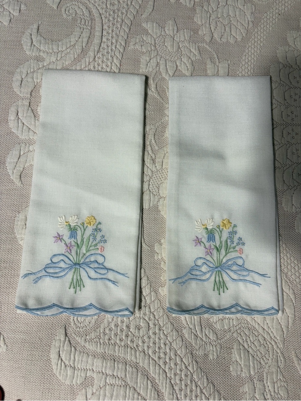 "New" Vintage pair Embroidered Floral Bouquet White Cotton Hand Towels No stains